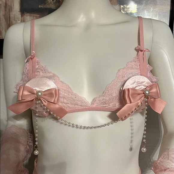 Pink Floral Lace Cut Out Bra, Thong & Garter
Lingerie Set - Picture 12 of 16